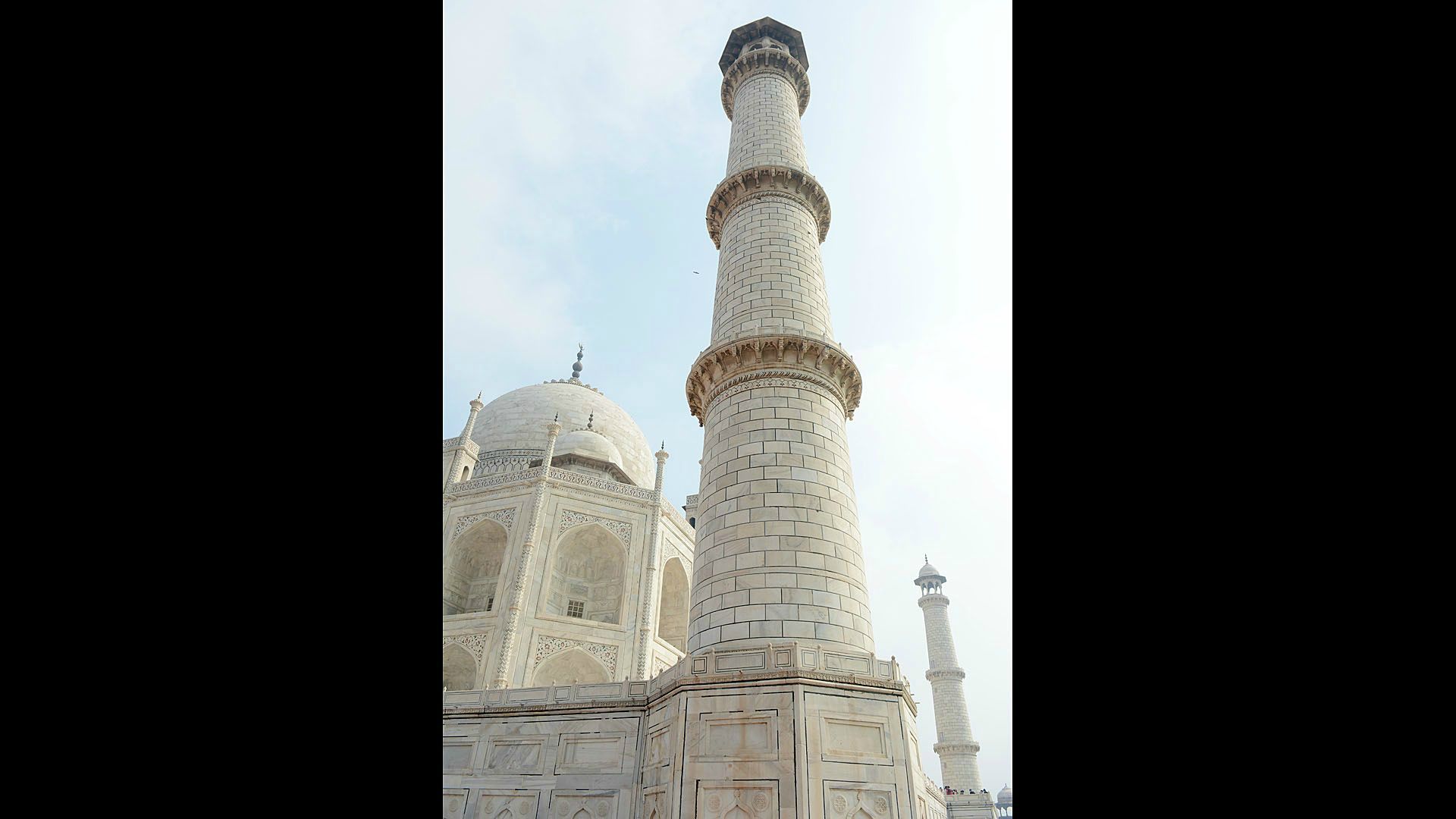 Taj Mahal - jeden z siedmiu cudów nowożytnego świata. Indyjskie Mauzoleum wzniesione przez Szahdżahana z Dynastii Wielkich Mogołów na pamiątkę ukochanej żony Mumtaz Mahal